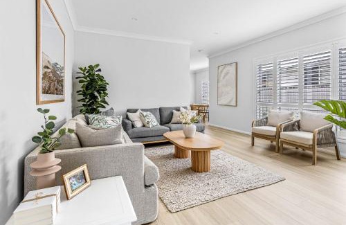 Barrack Point House | Modern 4-Bed Home Close to Beach in Barrack Point