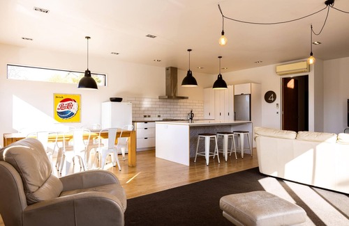 Lake Tekapo House | Modern 4 Bedroom Bach Close to the Township of Tekapo