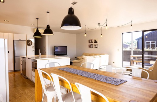 Lake Tekapo House | Modern 4 Bedroom Bach Close to the Township of Tekapo