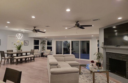 Tustin House | Modern 4 Bedroom Home - 15 mins from Disneyland
