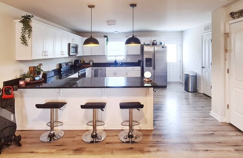 Richmond House | Modern 4 Bedroom Home, 6 mins away from Downtown