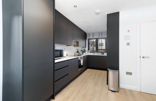 Slough House | Modern 4 Bedroom House 03 in Farnham Royal Slough