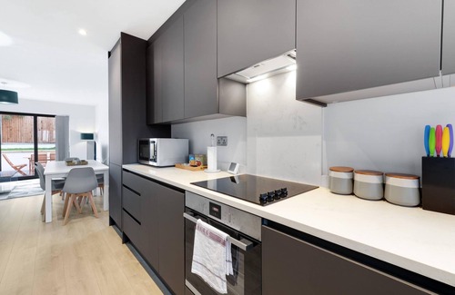 Slough House | Modern 4 Bedroom House 03 in Farnham Royal Slough