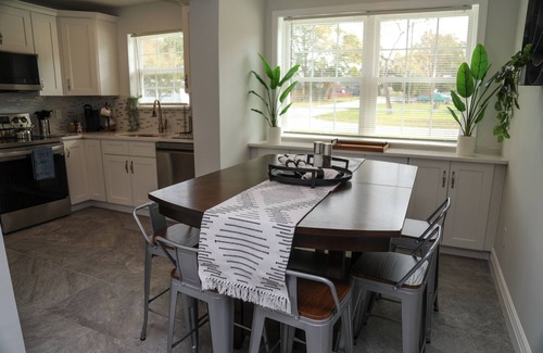 Arlington House | Modern 4 bedroom with Patio and Pool - Sleeps 10
