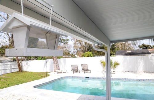 Arlington House | Modern 4 bedroom with Patio and Pool - Sleeps 10