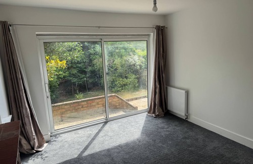 High Wycombe House | Modern 4BR, 2BA Family Home – Sleeps 8, Garden, Parking, Near Station