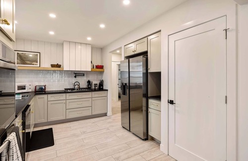 South Lyon House | Modern 4BR/3BA South Lyon Getaway