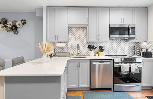 Potomac West House | Modern 4BR Getaway 3 Min to Old Town 1 Mil to Waterfront Walk to Metro