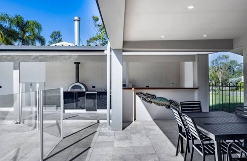 Oxenford House | Modern 4BR Holiday Home W/Pool & BBQ @Oxenford