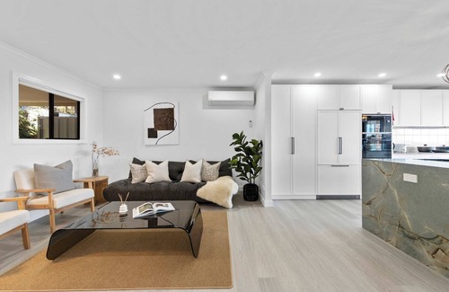 Mirrabooka House | Modern 4BR Mirraboo Home with Panoramic Lake Views