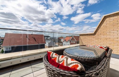 Reading House | Modern 4BR New Home near Biz Park Station Pass the Keys