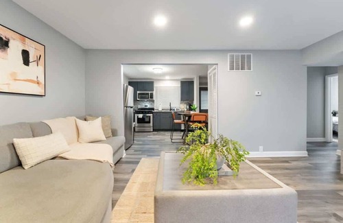 Burbank House | Modern 4BR Retreat Near MDW | LCP Collection