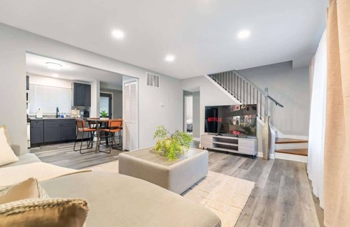 Burbank House | Modern 4BR Retreat Near MDW | LCP Collection