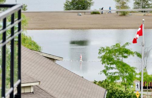 Harrison Hot Springs Apartment | Modern 4BR unit Lake Views
