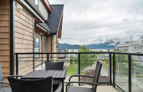 Harrison Hot Springs Apartment | Modern 4BR unit Lake Views