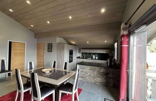 Auris Apartment | Modern 5-room apartment near slopes with fireplace, terrace, parking and wood included
