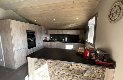 Auris Apartment | Modern 5-room apartment near slopes with fireplace, terrace, parking and wood included