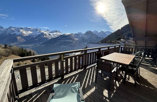 Auris Apartment | Modern 5-room apartment near slopes with fireplace, terrace, parking and wood included