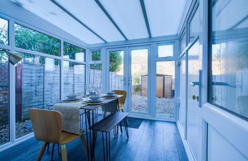 Colchester Apartment | Modern 6 Bed 3 Bath House
