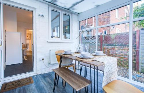 Colchester Apartment | Modern 6 Bed 3 Bath House