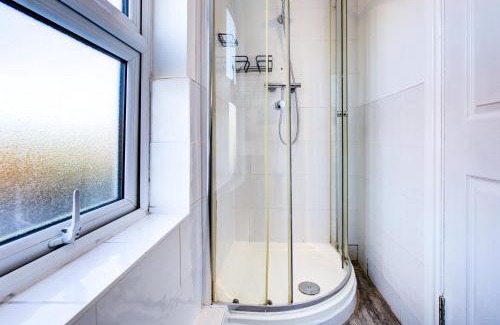 Colchester Apartment | Modern 6 Bed 3 Bath House