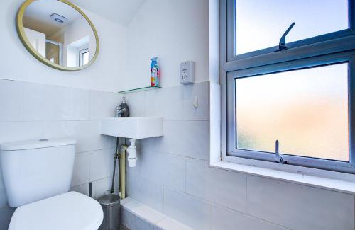 Colchester Apartment | Modern 6 Bed 3 Bath House