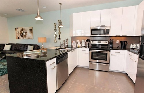 Four Corners House | ★ Modern 6 Guest End Townhome - Pool & Balcony ★