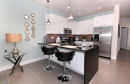 Four Corners House | ★ Modern 6 Guest End Townhome - Pool & Balcony ★