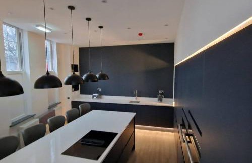 Bordesley House | Modern 7-BR Retreat All Ensuite