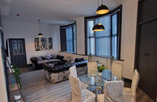Bordesley House | Modern 7-BR Retreat All Ensuite
