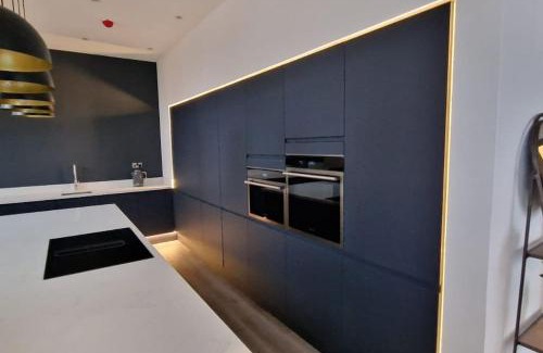 Bordesley House | Modern 7-BR Retreat All Ensuite