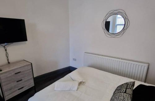 Bordesley House | Modern 7-BR Retreat All Ensuite