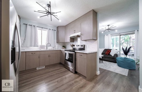 North Central Edmonton House | Modern 8 bed Home 2 Kitchens Easy Downtown Access & Free Parking