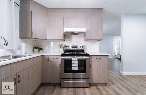 North Central Edmonton House | Modern 8 bed Home 2 Kitchens Easy Downtown Access & Free Parking