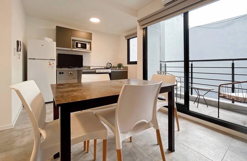 Comuna 5 Apartment | Modern Almagro Apartment for 4 Guests with Balcony and Full Amenities