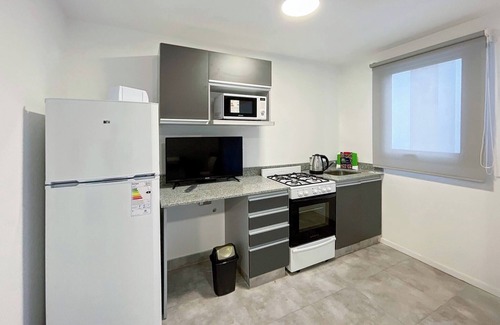 Comuna 5 Apartment | Modern Almagro Apartment for 4 Guests with Balcony and Full Amenities