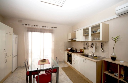 Bugibba Apartment | Modern and Air-conditioned Apartment close to the sea front sleeps 7