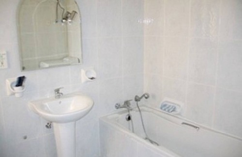 Bugibba Apartment | Modern and Air-conditioned Apartment close to the sea front sleeps 7