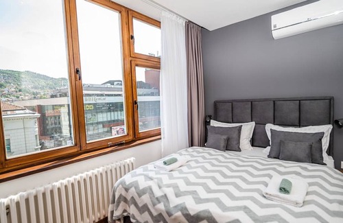 Old Town Apartment | Modern and Bright Apartment- Main Street