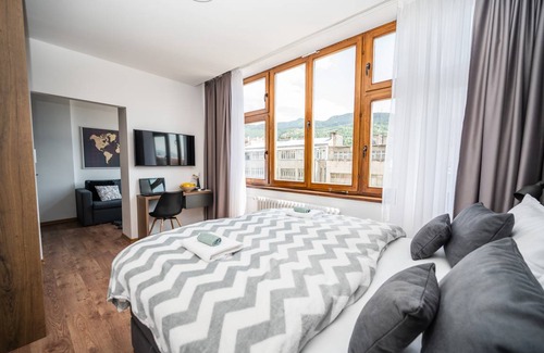 Old Town Apartment | Modern and Bright Apartment- Main Street