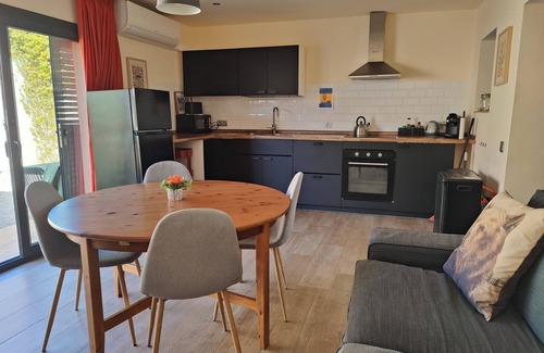 El Perello Apartment | Modern and comfortable apartment with shared swimming pool