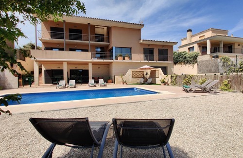 El Perello Apartment | Modern and comfortable apartment with shared swimming pool