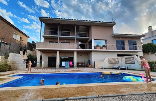 El Perello Apartment | Modern and comfortable apartment with shared swimming pool