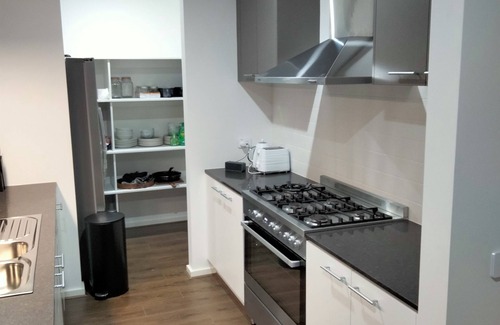 St Leonards House | Modern and cosey 4 bedroom house walk to beach