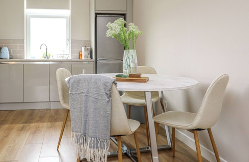 Helensburgh Apartment | Modern And Cozy Apex Apartment