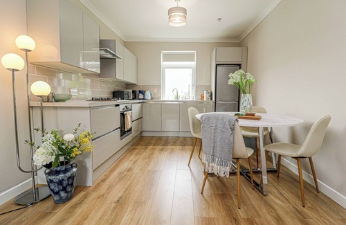 Helensburgh Apartment | Modern And Cozy Apex Apartment