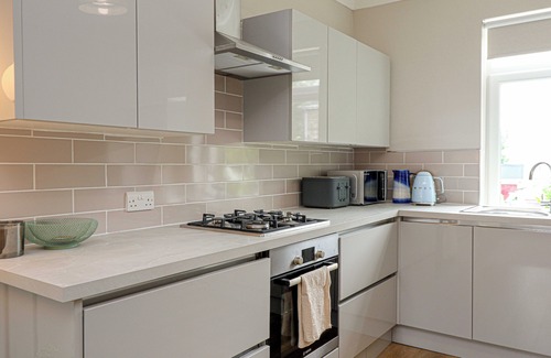 Helensburgh Apartment | Modern And Cozy Apex Apartment