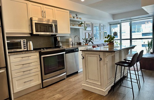 Old Town Apartment | Modern and cozy apartment perfect for working remotely in Downtown Toronto nn