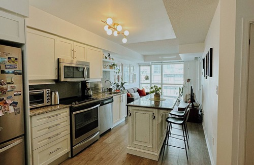 Old Town Apartment | Modern and cozy apartment perfect for working remotely in Downtown Toronto nn