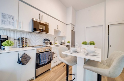 Kitchener Condo | Modern and Cozy in Central KW w/Gym